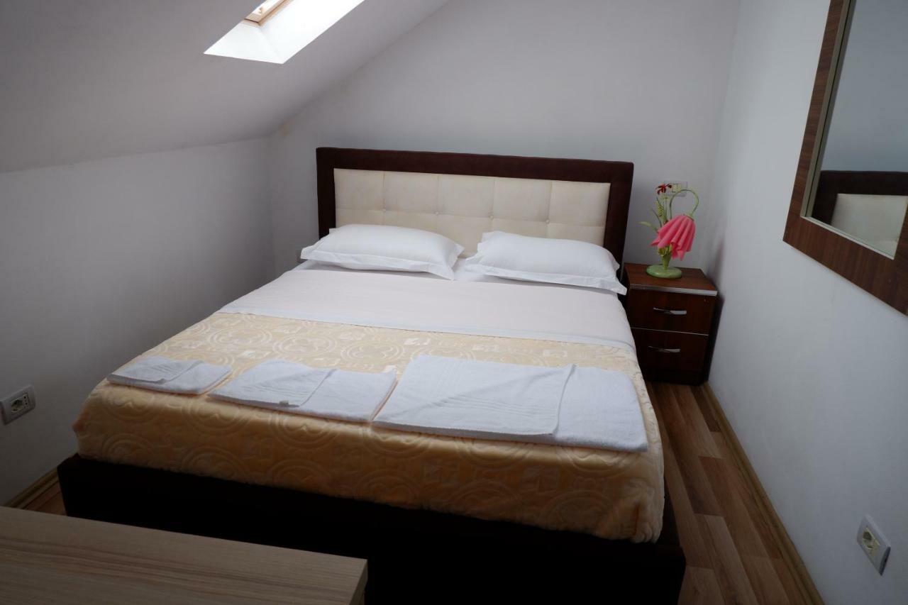 Hotel Kings Apartments Bajram Curri Exterior photo