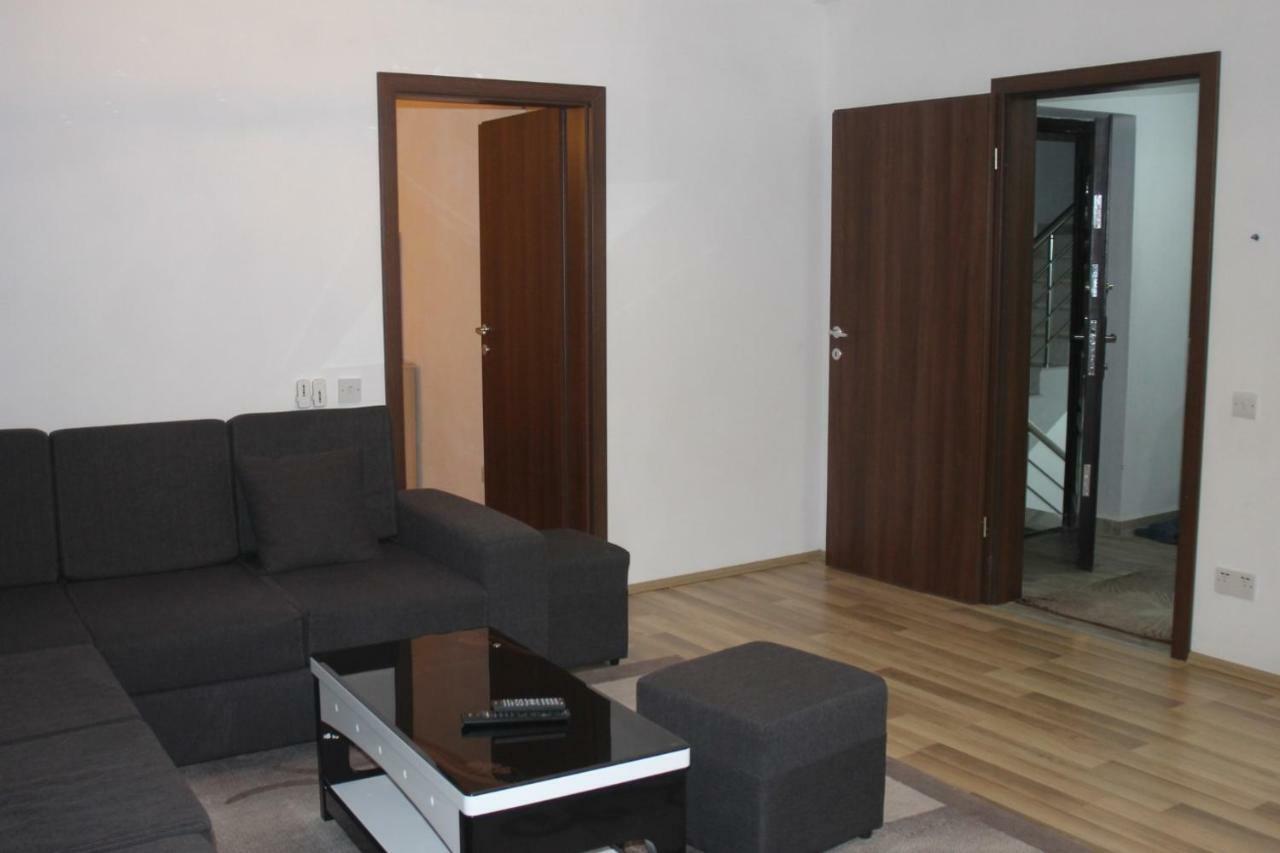 Hotel Kings Apartments Bajram Curri Exterior photo