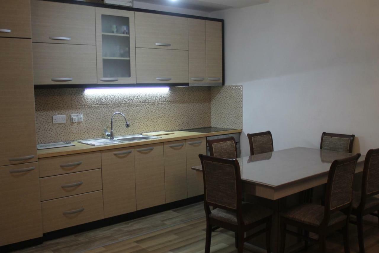 Hotel Kings Apartments Bajram Curri Exterior photo